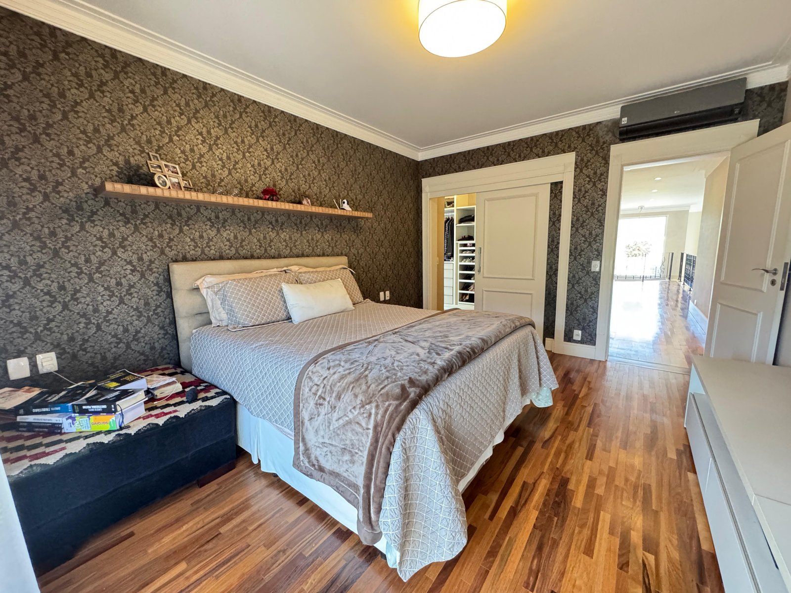 Casa Neo-Clássica no Condomínio Villa Solaia