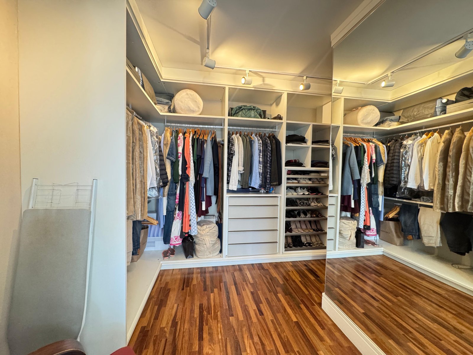 Casa Neo-Clássica no Condomínio Villa Solaia