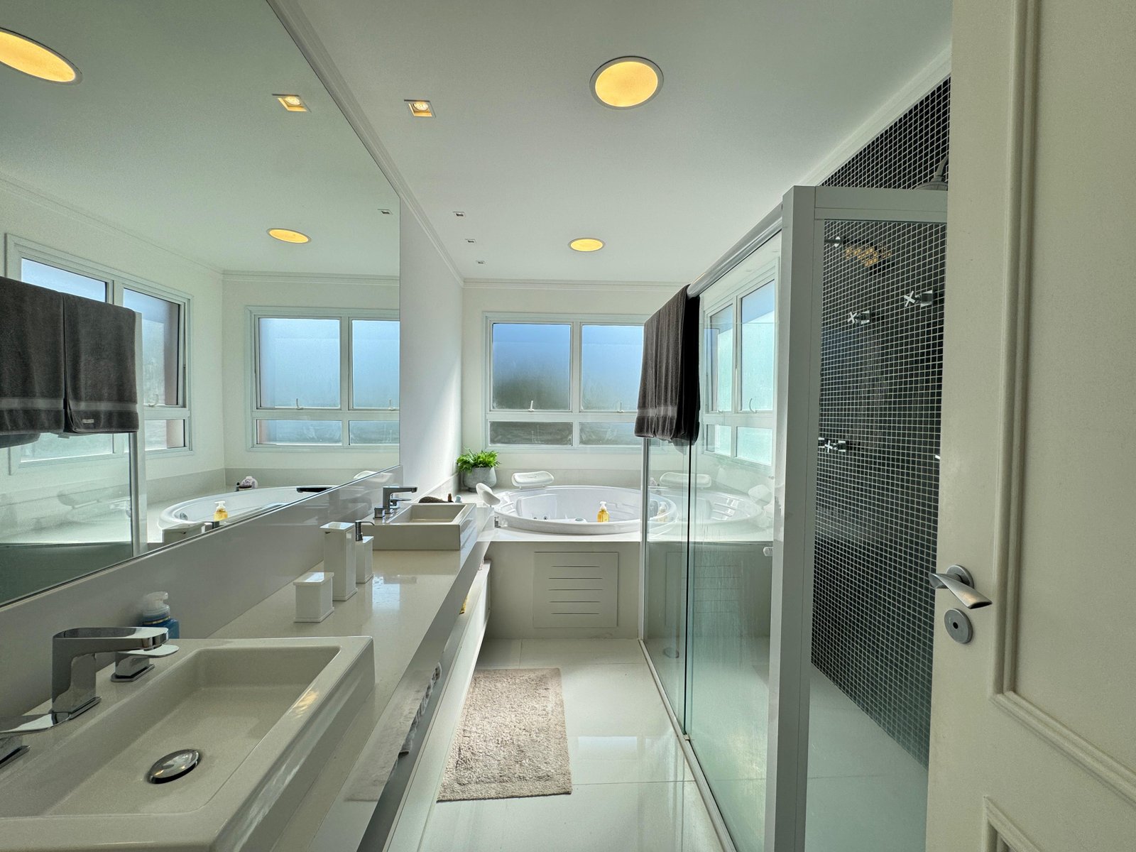 Casa Neo-Clássica no Condomínio Villa Solaia