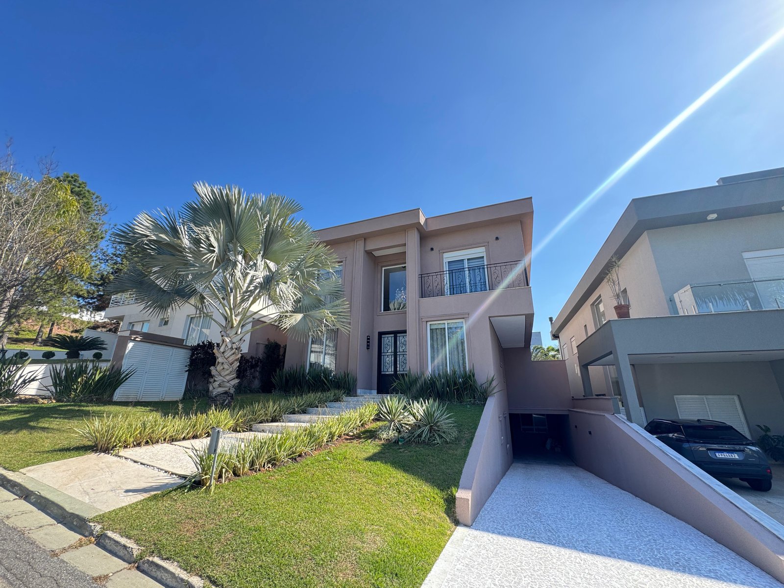 Casa Neo-Clássica no Condomínio Villa Solaia