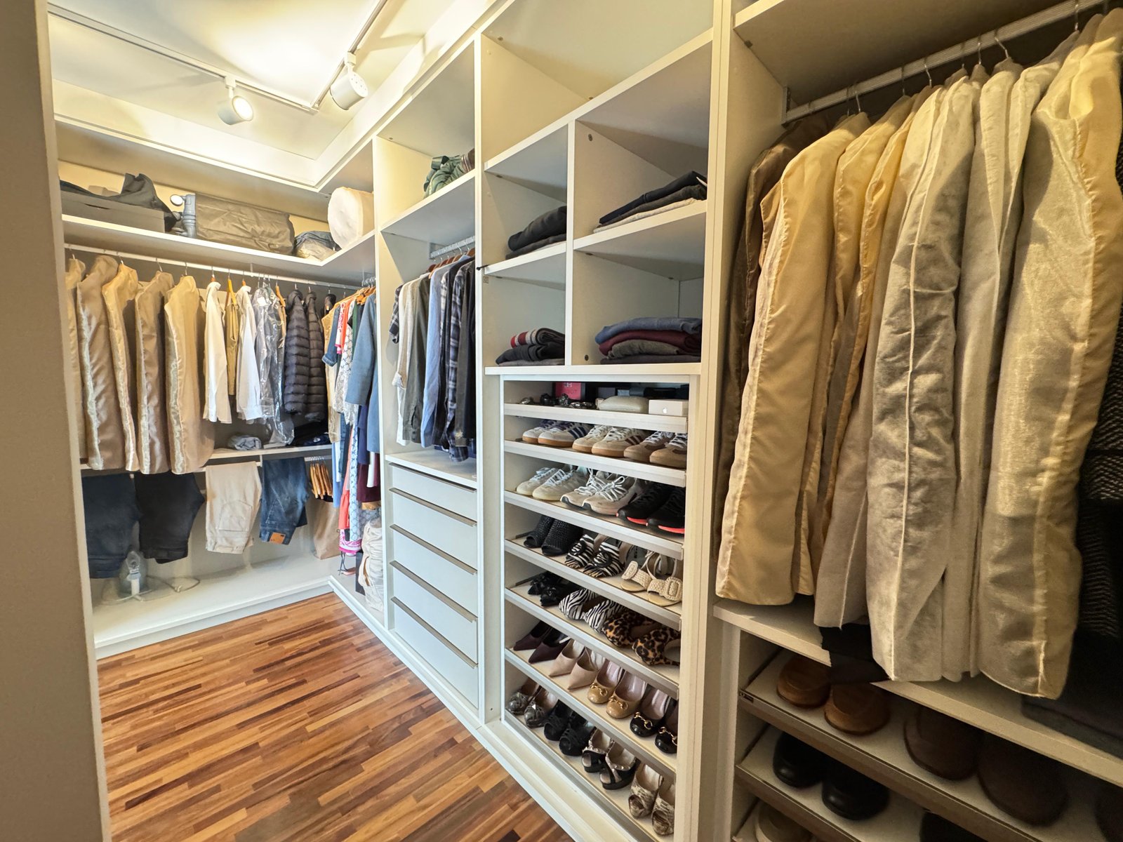 Casa Neo-Clássica no Condomínio Villa Solaia