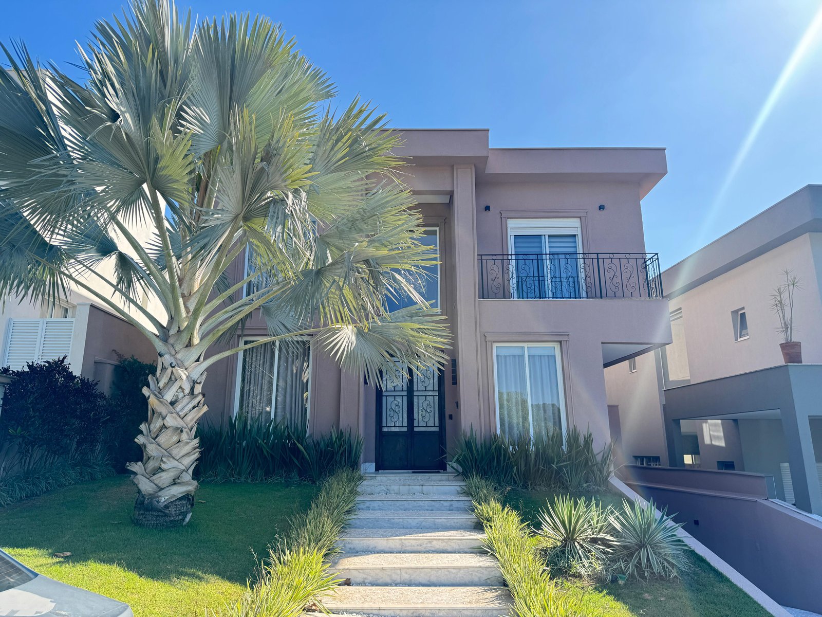 Casa Neo-Clássica no Condomínio Villa Solaia