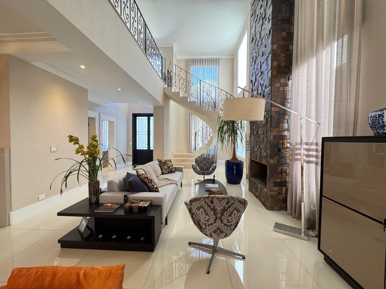 Casa Neo-Clássica no Condomínio Villa Solaia