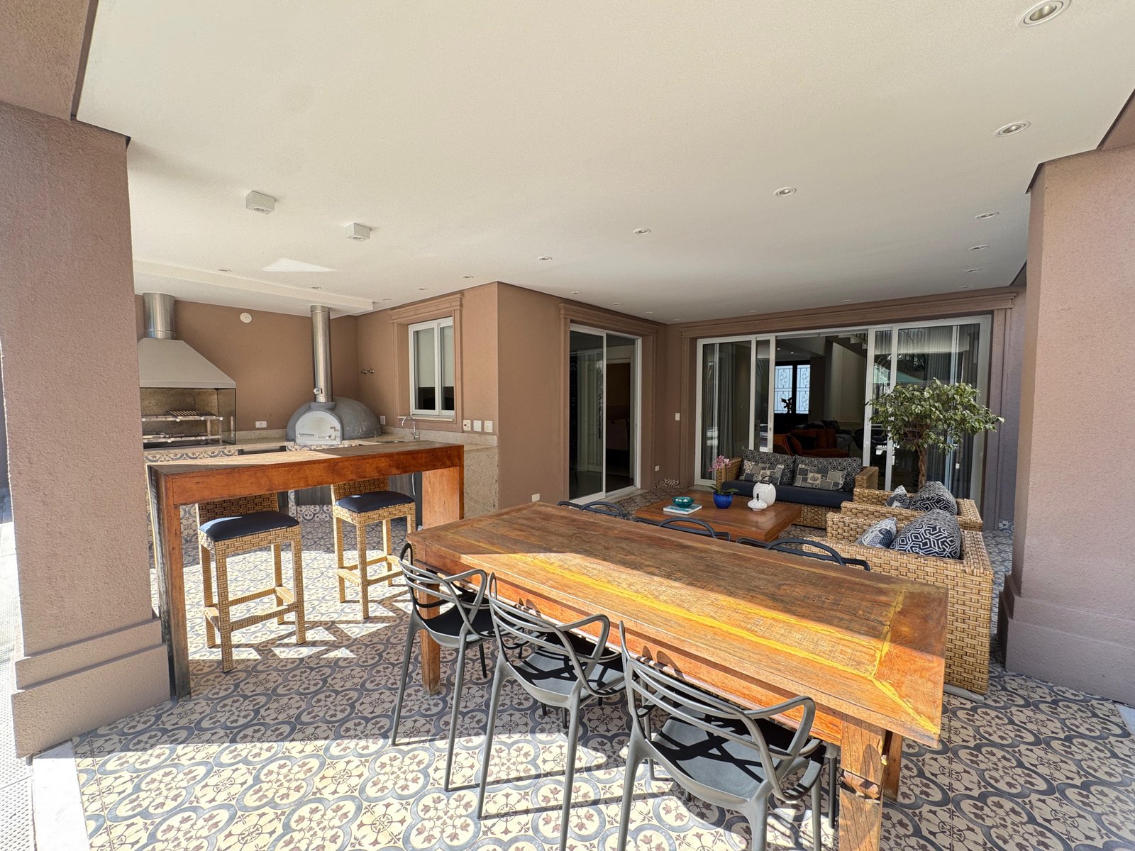 Casa Neo-Clássica no Condomínio Villa Solaia