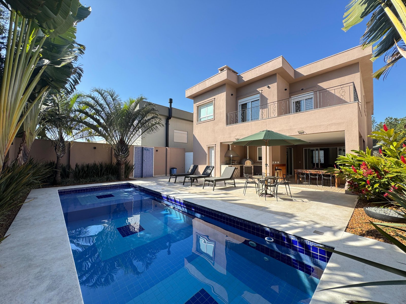 Casa Neo-Clássica no Condomínio Villa Solaia