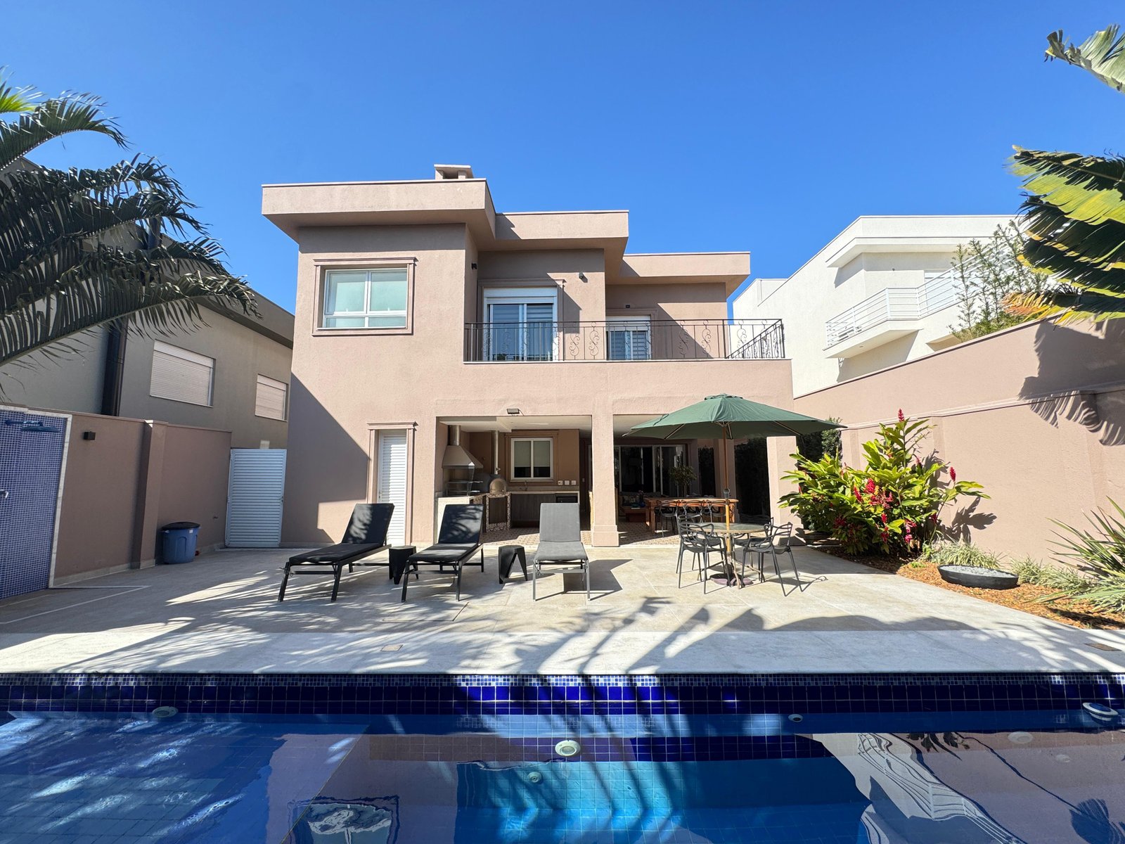 Casa Neo-Clássica no Condomínio Villa Solaia