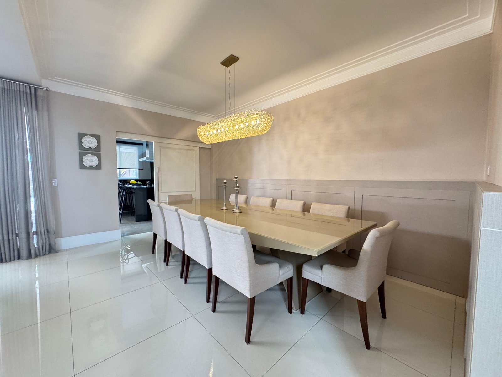 Casa Neo-Clássica no Condomínio Villa Solaia